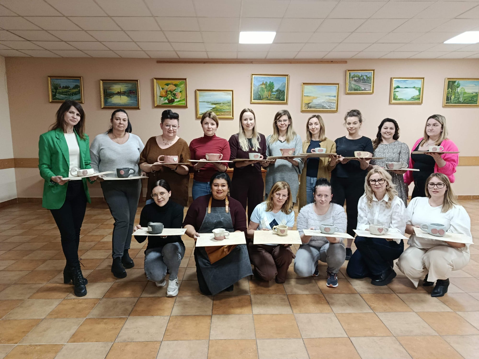 Uczestniczki projektu ,, Kobiety Kobietom'' na warsztatach ceramicznych.